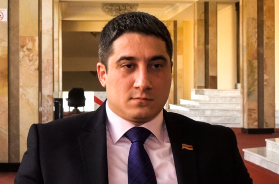 «Իմ քայլը» խմբակցության անդամ Էդգար Առաքելյանը վայր է դնում պատգամավորական մանդատը