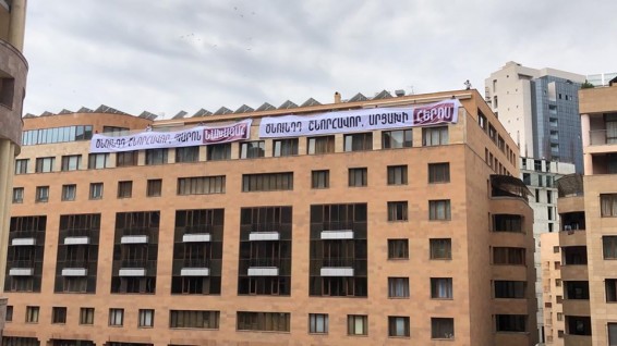 VIDEO: «Շնորհավոր ծնունդդ Արցախի հերոս». Քոչարյանի աջակիցների ակցիան՝ Հյուսիսային պողոտայում