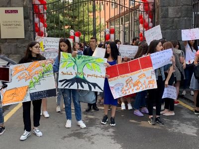 Մեր ռեկտորի հրաժարականից հետո հետ են վերադառնում լեկցիա թելադրողի դասախոսները. Բողոքի երթը հասավ կառավարություն
