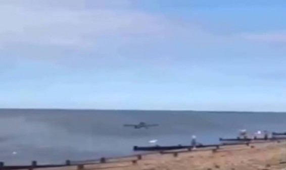 Մեծ Բրիտանիայում ավիաշոուի ժամանակ ինքնաթիռը ջուրն է ընկել