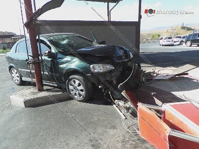 Կոտայքի մարզում Opel-ը մխրճվել է գազալցակայանի լիցքավորման սարքի մեջ եւ փլուզել պաշտպանիչ պատը. կա վիրավոր