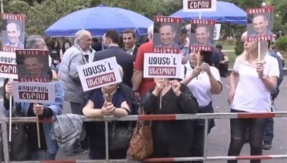 ՈՒՂԻՂ. Ռոբերտ Քոչարյանի աջակիցների ակցիան Շենգավիթի դատարանի դիմաց