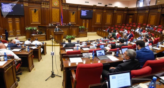 Правительство Армении созывает внеочередное заседание парламента