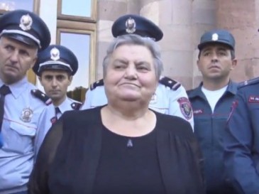 Զոհվածների տեղեկանքները հետ ենք տալու՝ մեր որդիներին պահանջենք. Մարգարիտա Խաչատրյանը կրկին Կառավարության դիմաց է