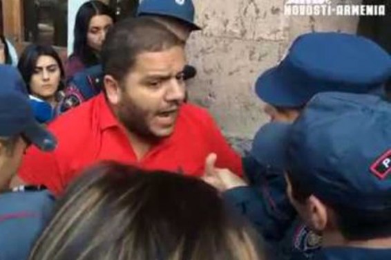 Потасовка между протестующим и полицейскими произошла перед зданием правительства в Ереване