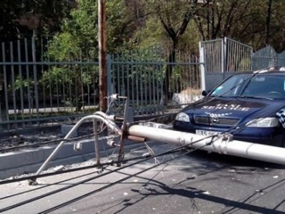 Փրկարարները ճանապարհից հեռացրել են շրջված հենասյունը