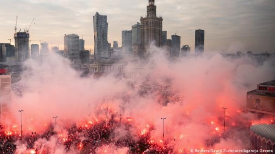 По Варшаве в День независимости прошли маршем десятки тысяч националистов