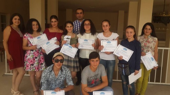 «Համայնքների զարգացում և քաղաքացիական հասարակություն» ՀԿ-ն վկայագրեր բաժանեց ակտիվ երիտասարդներին