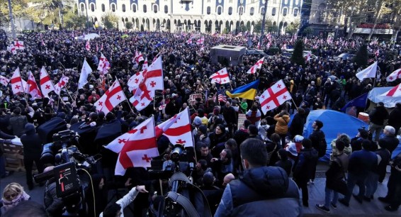 В Грузии оппозиционеры заблокировали вход в парламент, и не пускают депутатов на работу