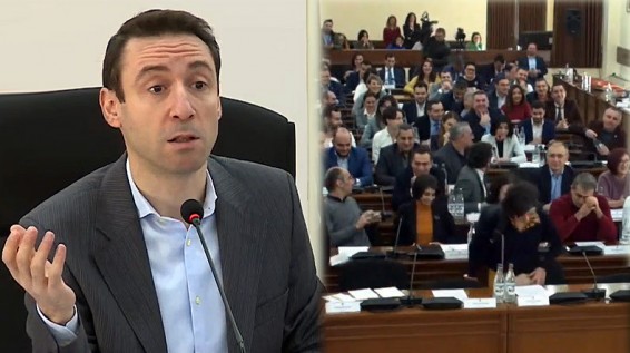 Совету старейшин Еревана пришлось ждать застрявшую в пробке главу Постоянной комиссии Сатеник Мкртчян