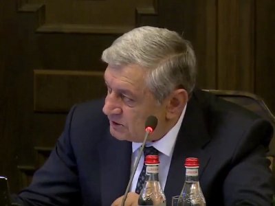 «Ես էլ առաջարկ ունեմ. շոգ է, թուլացրեք ջեռուցումը». Ֆիելիքս Ցոլակյանի խոսքը առաջ բերեց ներկաների ծիծաղը