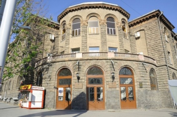 Արտակարգ դեպք «Մոր և մանկան առողջության պահպանման» կենտրոնում. մայրը պնդում է որ բժշիկների մեղքով իր զույգ պտուղներից մեկը մահացել է