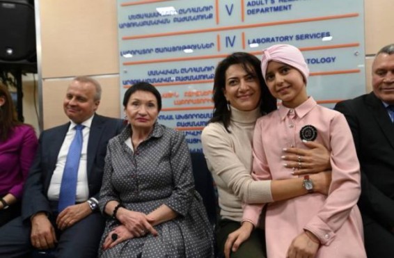 Աննա Հակոբյանը և ՌԴ դեսպանը Արյունաբանական կենտրոնում բուժվող երեխաների ամանորը