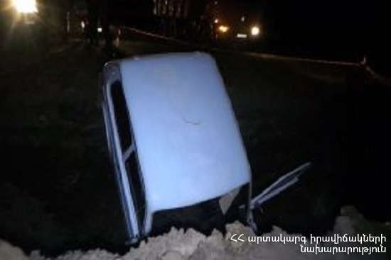 Փրկարարներն ավտոմեքենան դուրս են բերել ձորակից