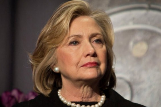 Քլինթոնը հերքել է իր առողջության հետ կապված լուրերը՝ ուղիղ եթերում բացելով վարունգներով տարան