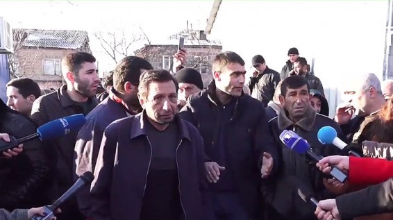 Сотрудники роддома города Егвард в Армении проводят акцию протеста
