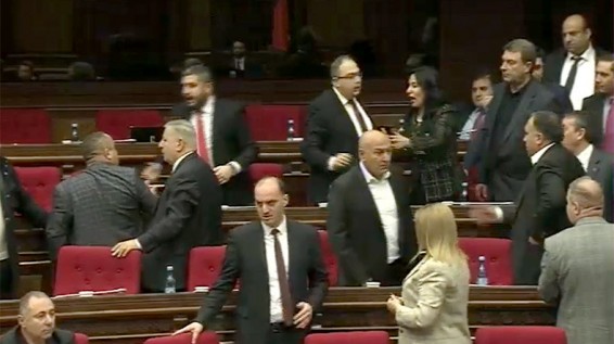 Обсуждение темы «воров в законе» в НС Армении вылилось в потасовку между депутатами, в ход пошли оскорбления