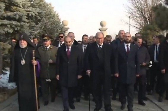 VIDEO: В День армии высшее руководство Армении почтило память погибших героев в 