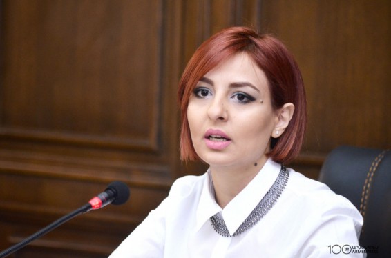 Ի՞նչ եք ուզում, գիշեր-ցերեկ աղոթենք ձեզ համար, որ մեզ չեք ծեծում, մեր մեքենաները չեք վառում, չեք սպառնում, հա՞. Անի Սամսոնյանը՝ Փաշինյանի տված բուկլետը պատռած աղջկան չպատժելու հայտարարության մասին