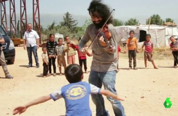 Տաղանդավոր հայ ջութակահարը նվագում է սիրիացի փախստականների ճամբարներում. «Արևելք»
