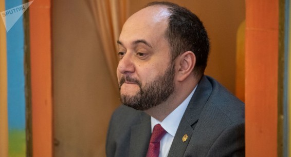 На какой срок закрываются школы и вузы в Армении? Араик Арутюнян также вышел в эфир