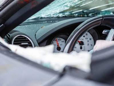«Երեւան Մոլ»-ի մոտ Nissan Teana-ն բախվել է պատնեշին ու բռնկվել. 3 վիրավորներից 2-ն անչափահաս աղջիկներ են