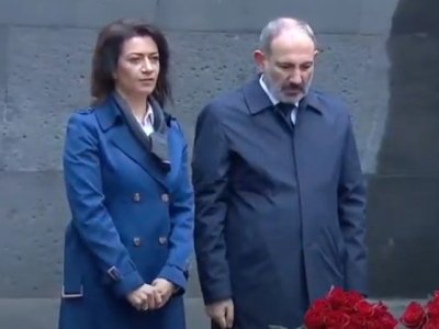 Նիկոլ Փաշինյանը տիկնոջ՝ Աննա Հակոբյանի հետ հարգանքի տուրք մատուցեց Ցեղասպանության զոհերի հիշատակին