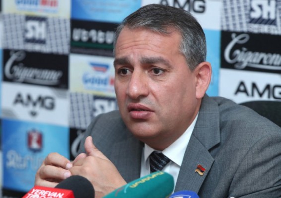 «Թող նշի, թե կոնկրետ որ մի ապաշնորհ գործողությունների հետևանքով է, որ այսօր ոստիկանություն չունենք». Արմեն Խաչատրյանը՝ Արթուր Վանեցյանի գրառման մասին