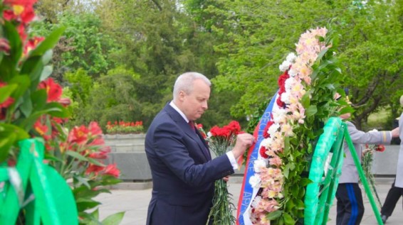 Российские дипломаты возложили цветы к Вечному огню в Ереване
