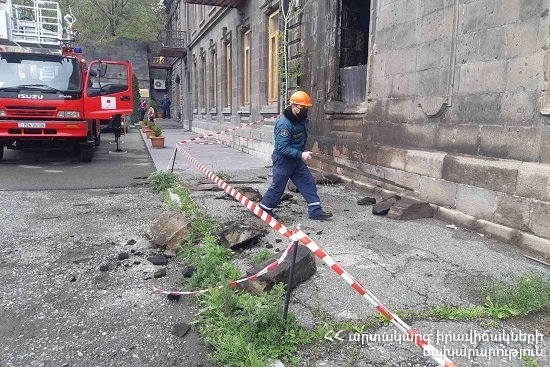«Դրիմ Գարդեն» ՍՊԸ գրասենյակի շենքի արտաքին պատի քարերը թուլացել են, առկա է ընկնելու վտանգ
