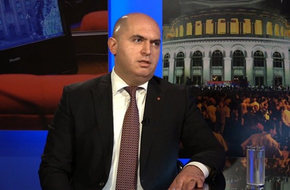 «Մեկդ Նիկոլին բացատրեք, որ իր հումանիտար ու թերի բարձրագույն կրթությամբ բժշկագիտական հարցերի մեջ քիթը չխոթի». Արմեն Աշոտյան