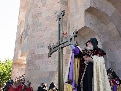 Օծվեց և վերատեղադրվեց Մայր տաճարի գմբեթի խաչը