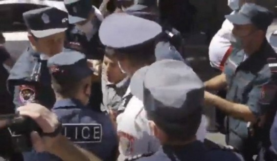 VIDEO: В Ереване подвергнут приводу всемирно известный борец Роман Амоян