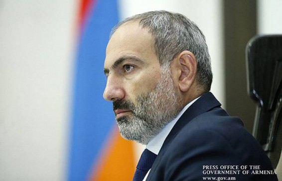 Նիկոլ Փաշինյանը շրջում է Երեւանի կենտրոնական փողոցներով եւ դիմակներ բաժանում մարդկանց.ուղիղ