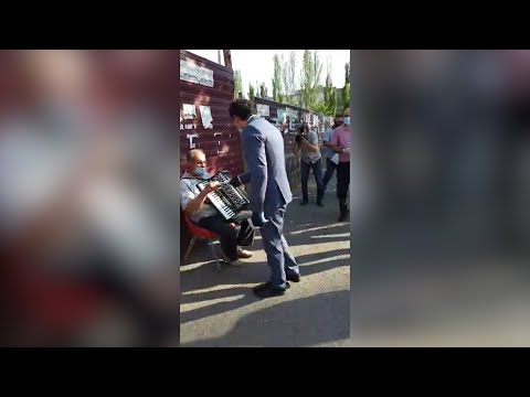 VIDEO: Гражданин отказался взять из рук министра маску и пожаловался на камеры