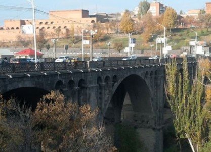 24-ամյա երիտասարդը ցանկացել է ցած նետվել Հաղթանակի կամրջից. Փրկարարները կանխել են