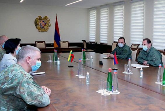 Министр обороны Армении принял Чрезвычайного и Полномочного посла Литовской Республики