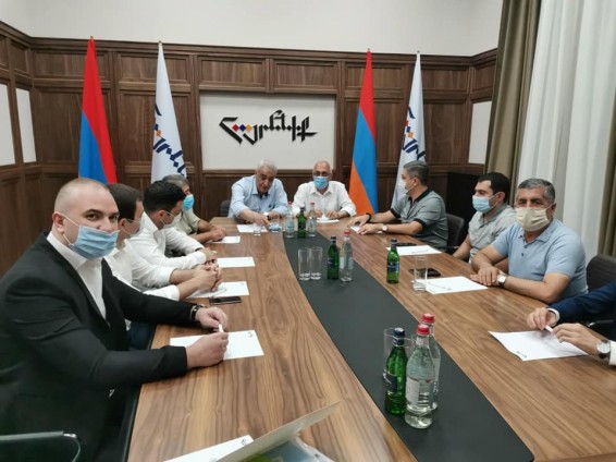 В офисе партии «Айреник» прошло закрытое обсуждение о текущих тенденциях в урегулировании Арцахского конфликта
