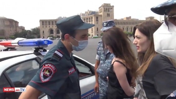 Ոստիկանները ձեռնաշղթաներով բերման ենթարկեցին դիմակ չկրող 2 աղջկա
