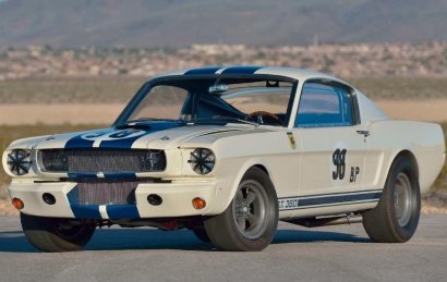 Автомобиль Ford Mustang Shelby GT350R 1965 года выпуска продан за рекордные3,85 миллиона долларов