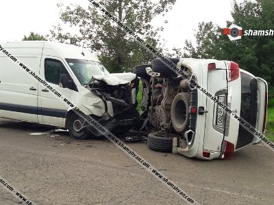 Լոռու մարզում բախվել են Toyota Land Cruiser-ն ու Volkswagen Crafter-ը․ Toyota-ն կողաշրջվել է