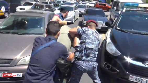 Протестующие попытались заблокировать дорогу в Ереване, но в дело вмешались полицейские