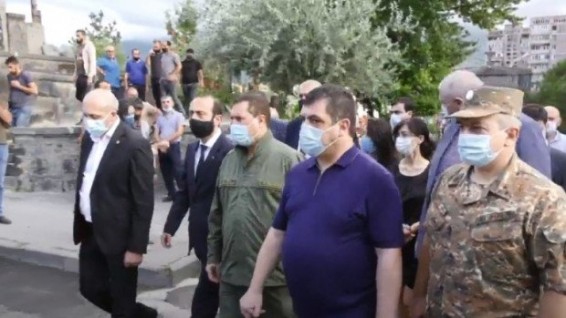 Դիպուկահարի կրակոցից զոհված 29-ամյա Աշոտ Միքայելյանի հոգեհանգստին ներկա էին ԱԺ նախագահը, ՊՆ փոխնախարարը