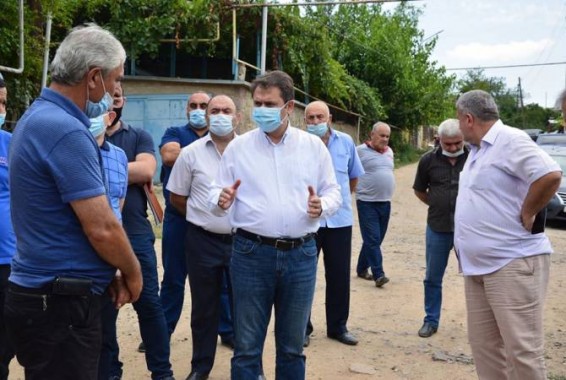 На своей земле стоят крепче, чем когда-либо: Чобанян посетил села, пострадавшие от артобстрела
