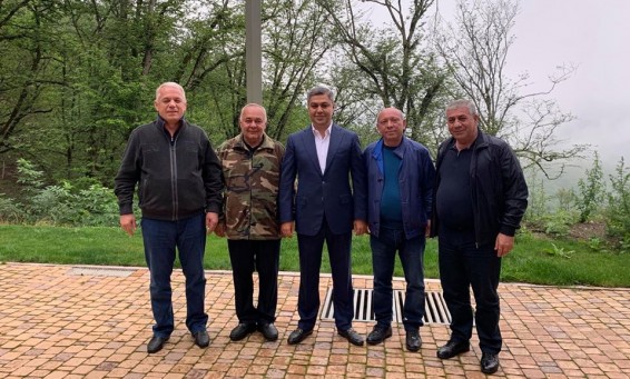Պաշտոնաթող, թոշակառու գեներալ ընկերներով․ Արշավիր Ղարամյանը լուսանկար է հրապարակել