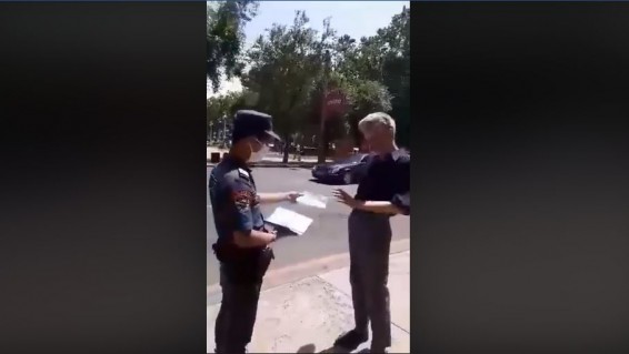 Ոստիկանը ծաղրո՞ւմ է քաղաքացուն