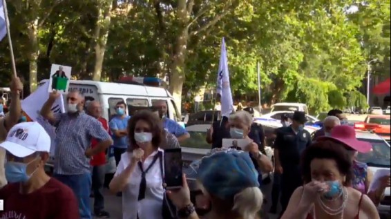 «Ты отрекся от своей религии, Араик, уходи!» Акция протеста перед Минобрнауки Армении