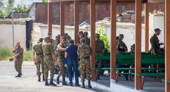 Заплати налоги и не служи спокойно: нужен ли Армении новый закон об уклонистах