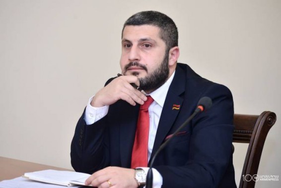 Армен Памбухчян представил прошения об отставке: спикер НС распространил заявление
