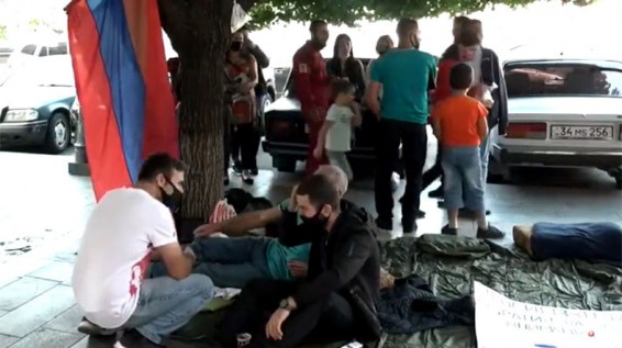 Ինչ-որ մի բան կմտածենք. հացադուլի նստածներին ասել է Նիկոլ Փաշինյանն